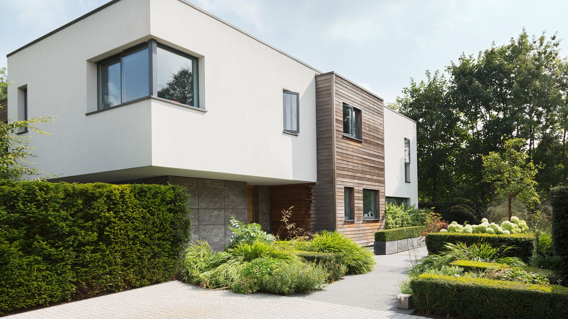 Moderno condominio in autunno