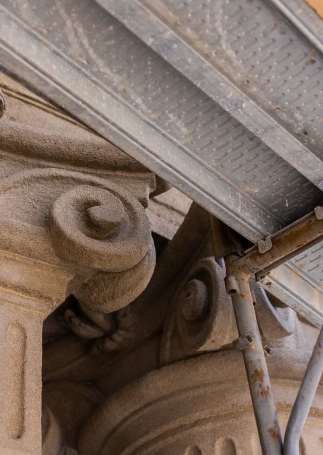 Frammento del restauro della facciata dell'edificio storico.