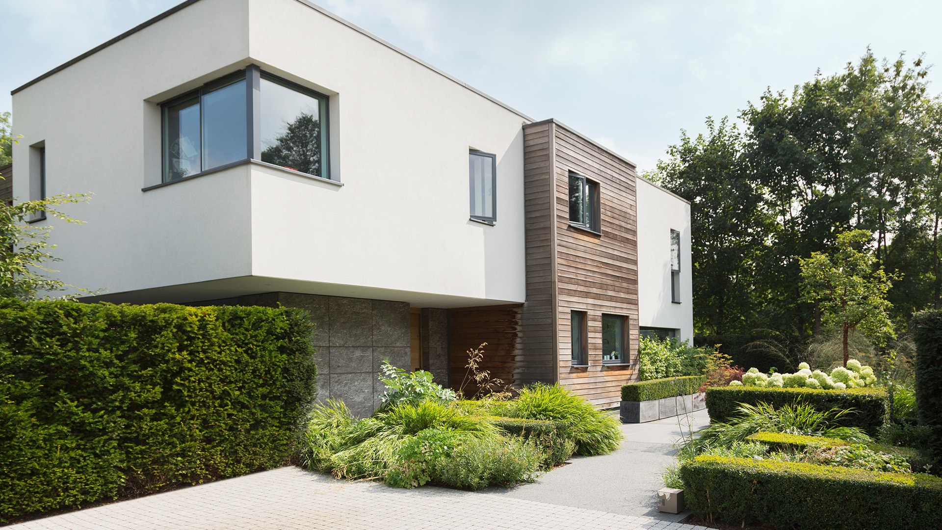 Moderno condominio in autunno